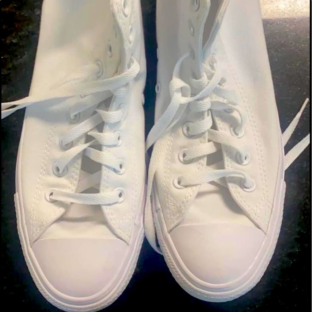 CONVERSE HIGH TOP TENNIS SHOES